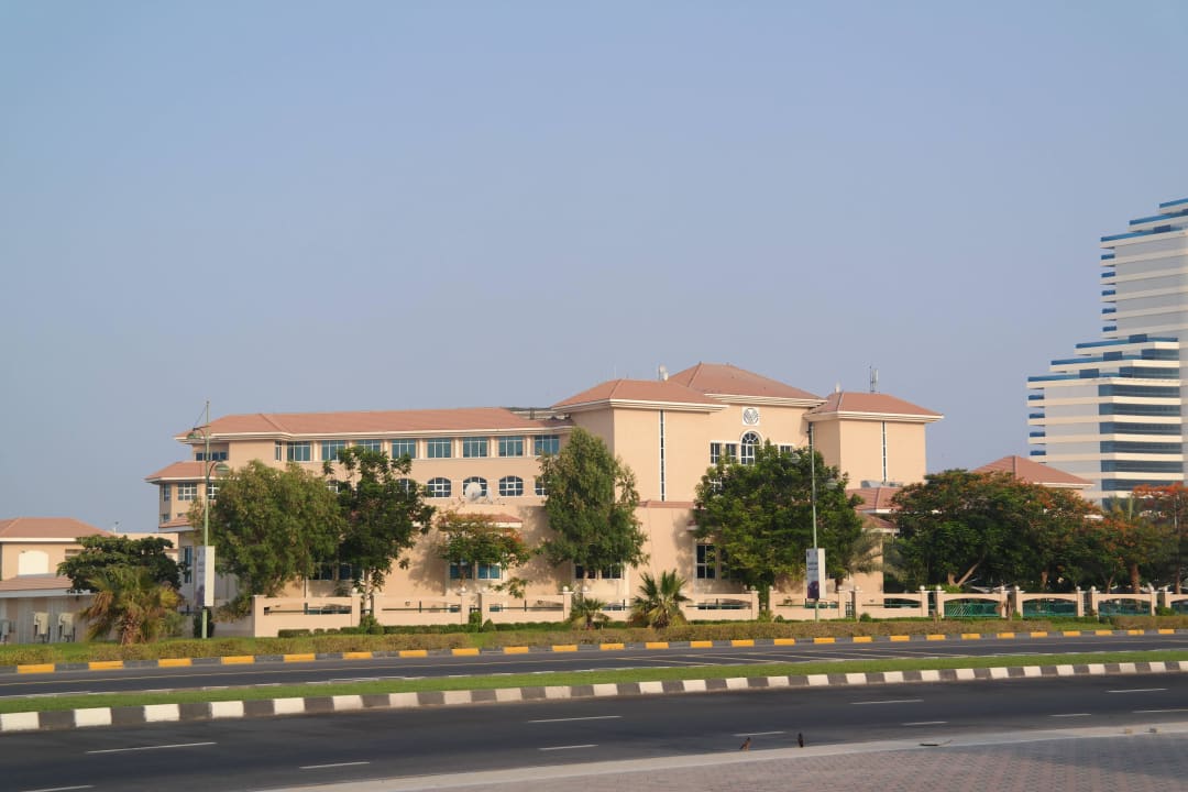 Hotel von Tankstelle gegenüber gesehen Fujairah Rotana Resort & Spa