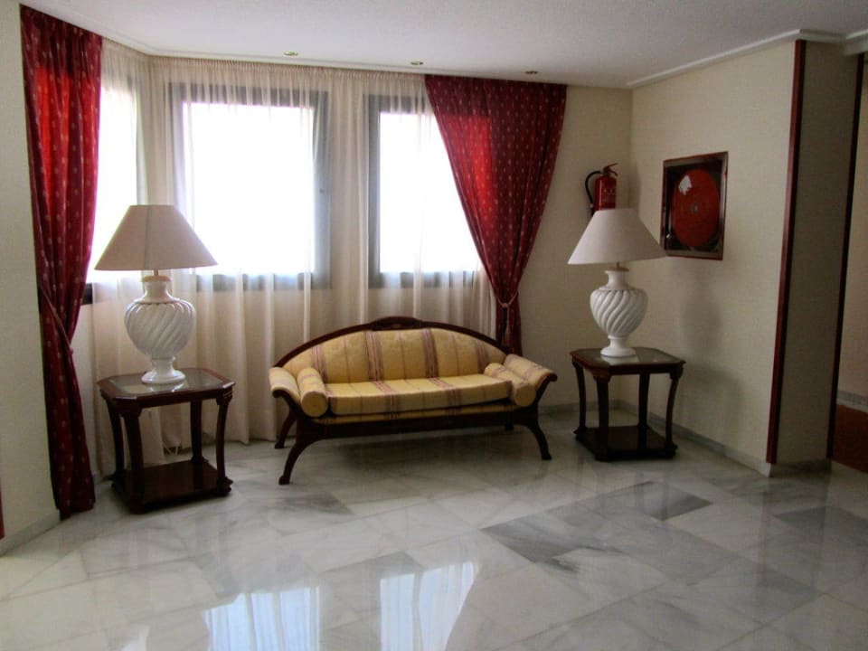 Sitzgruppe vor dem Fahrstuhl Hotel Serrano Palace