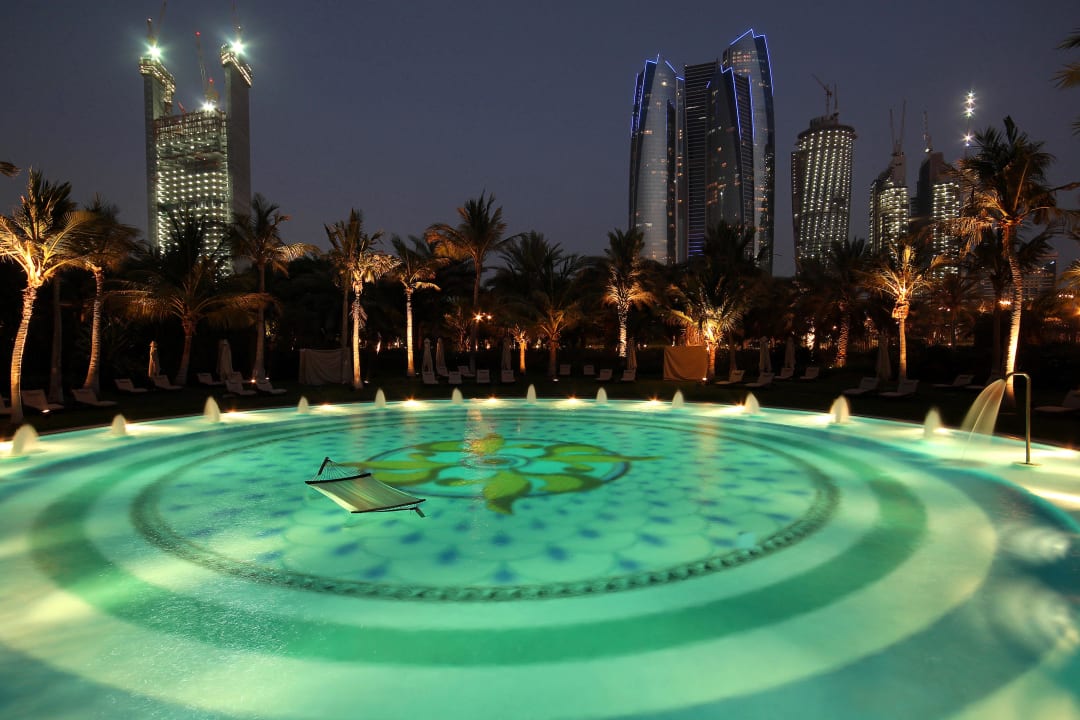 Ostpool am Abend Emirates Palace Mandarin Oriental