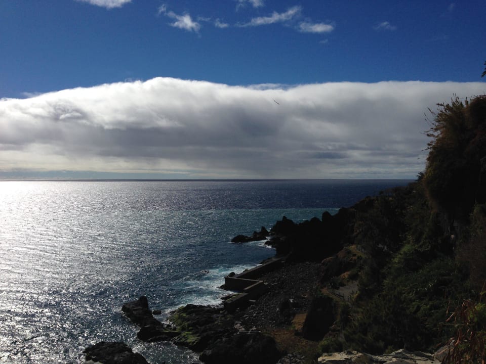 Balkonausblick,  rechts ist eine Promenade  Hotel Madeira Regency Cliff