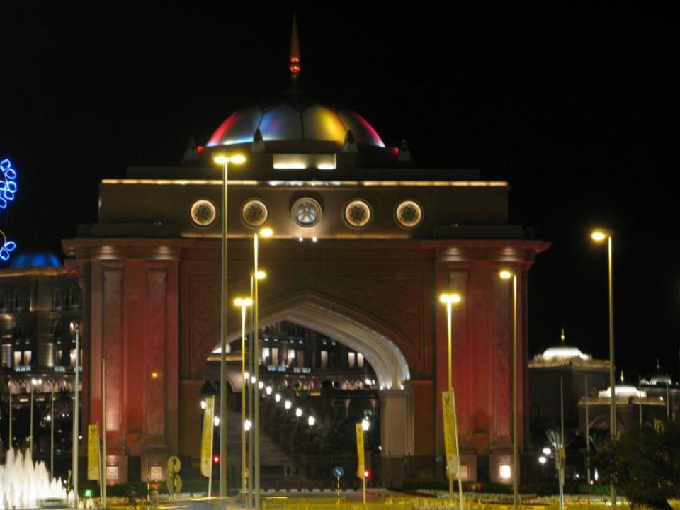 Zufahrtstor zum Emirates Palace am Abend Emirates Palace Mandarin Oriental