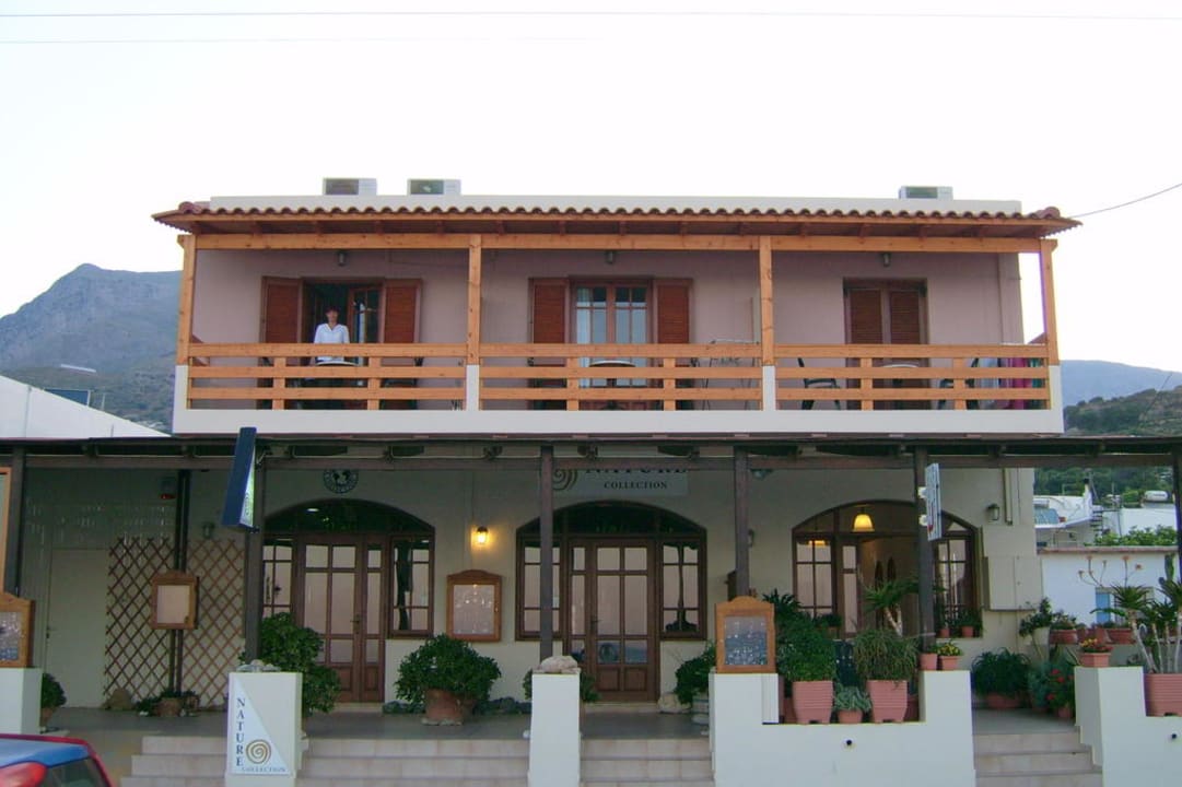 Außenansicht von der Straße/ vom Strand aus Gästezimmer Flisvos Rooms
