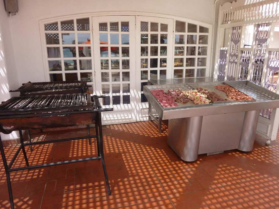 Hier wird mittags am Strand gegrillt The Orangers Beach Resort and Bungalows