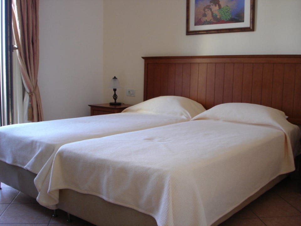 Doppelbett, leider zwei Einzelbetten Naxos Resort Beach Hotel