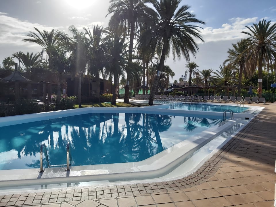 Pool HL Miraflor Suites Hotel