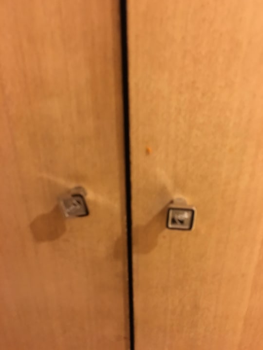 Kleiderschrank mit seltsamen Flecken Sindbad Club