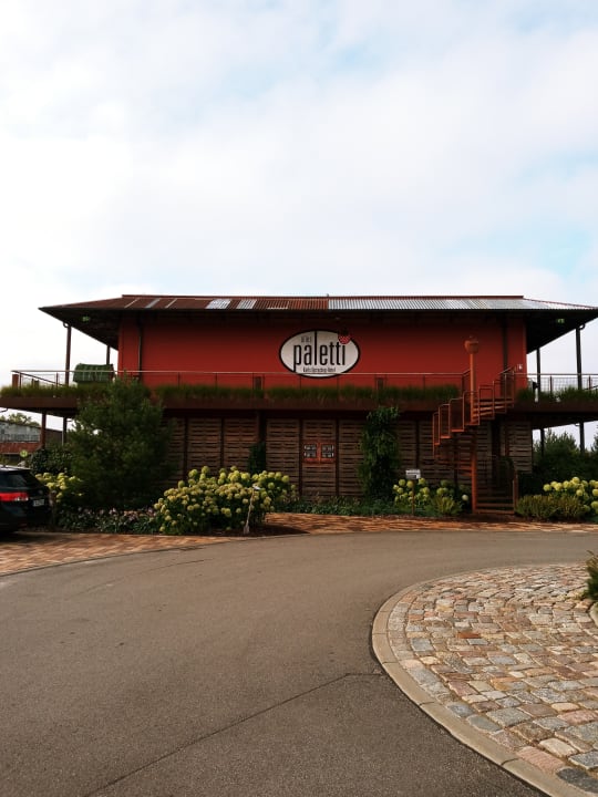 Außenansicht Alles Paletti Karls Upcycling Hotel