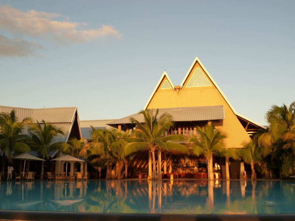 Pool und Hauptgebäude Victoria Beachcomber Resort & Spa