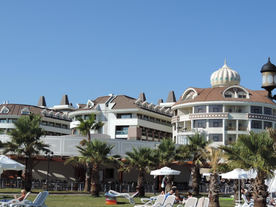 Ein Teil des Gebäudes mit Hauptgebäude vom Meer au Kirman Belazur Resort & Spa