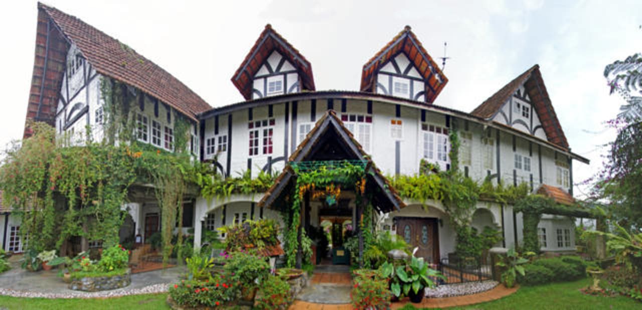 Bala's Hauptgebäude vom Garten aus gesehen. Hotel Bala's Chalet