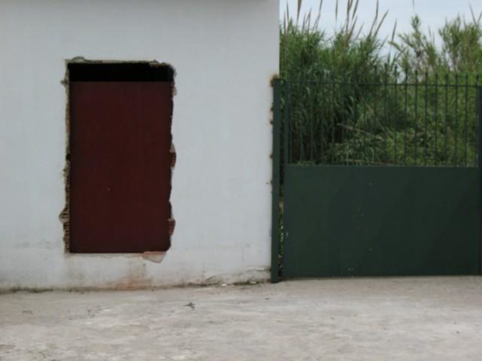 Ungepflegtes Außengelände Sandy Beach Resort