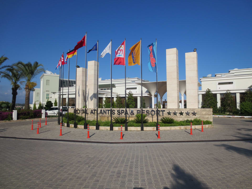Vor dem Hotel Royal Atlantis Spa & Resort