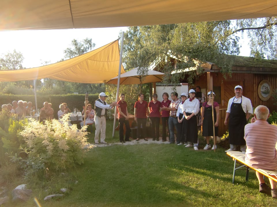 Das Service-Team beim Grillabend Kneipp- und WellVitalhotel Edelweiss
