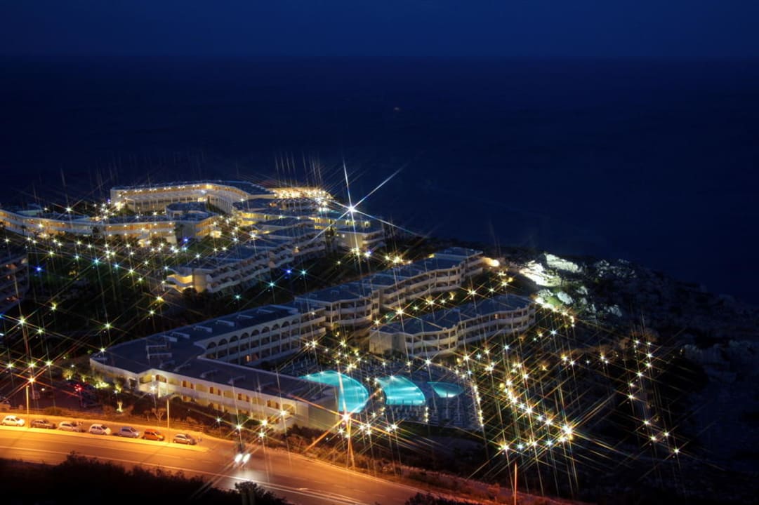 Das Hotel bei Nacht Hotel Kalithea Horizon Royal