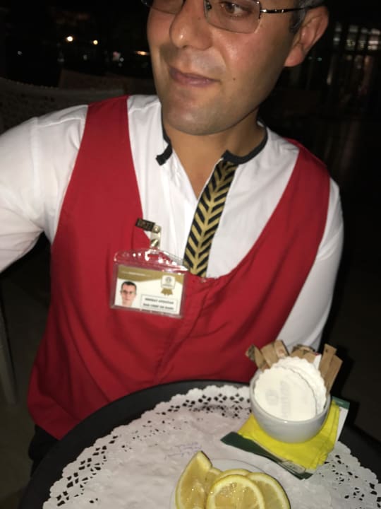 Serhat A. kümmert sich sehr gut um die Gäste Hotel Delphin Imperial
