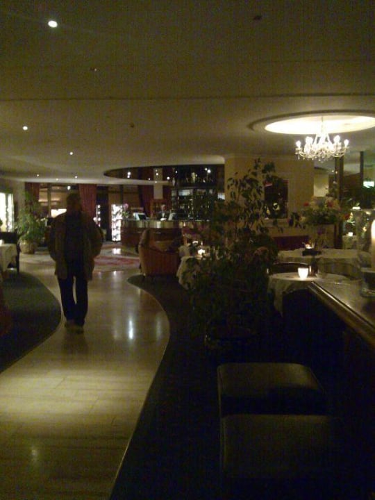 Eingangsbereich und Bar (rechts) Cliff Hotel Rügen