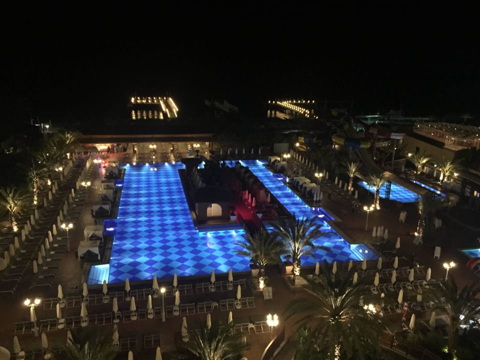 Blick auf den Pool bei Nacht Quattro Beach Spa & Resort