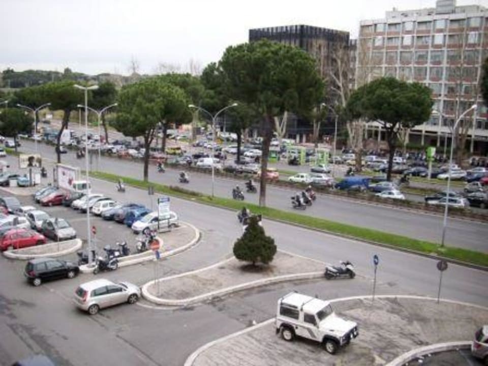 Strasse vor dem Hotel Hotel Caravel