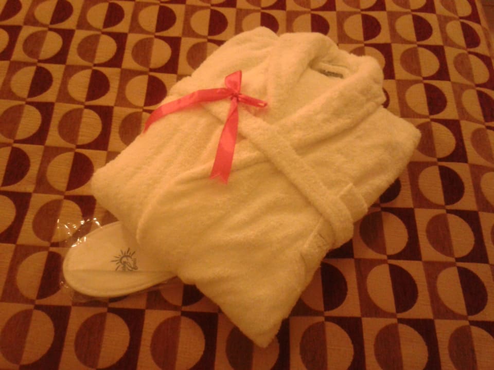 Bademantel und Hausschuhe im Horizon Royal Hotel Kalithea Horizon Royal