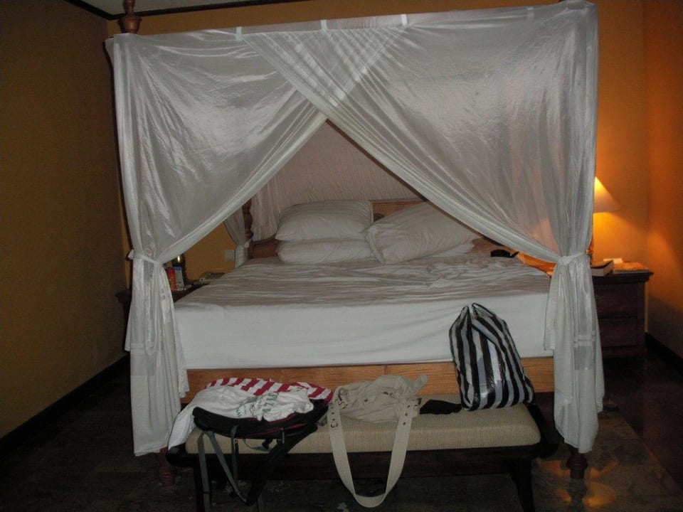 Bett im Club-Room-Zimmer mit Moskitonetz Puri Santrian