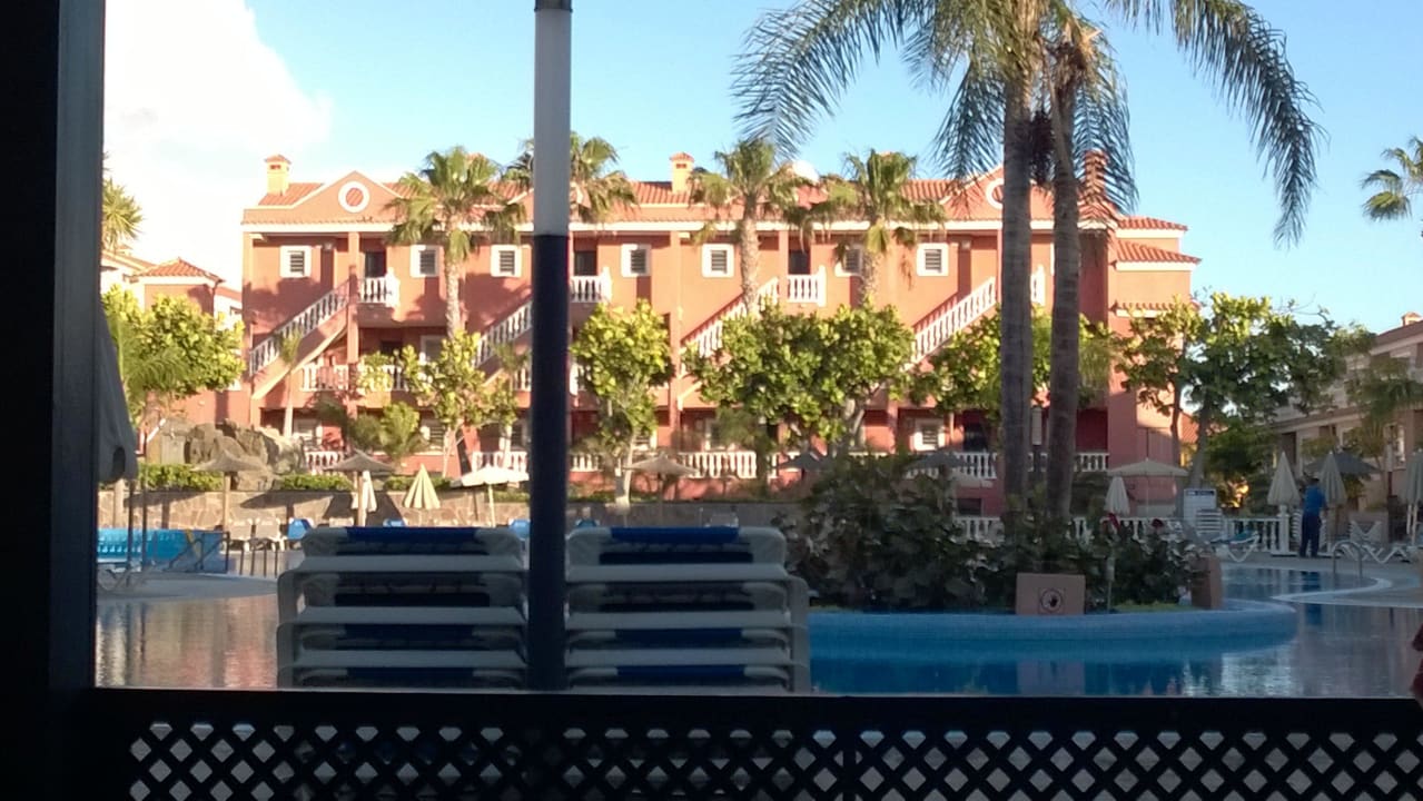 Blick von der Restaurantaußenterrasse zum Pool Hotel El Duque