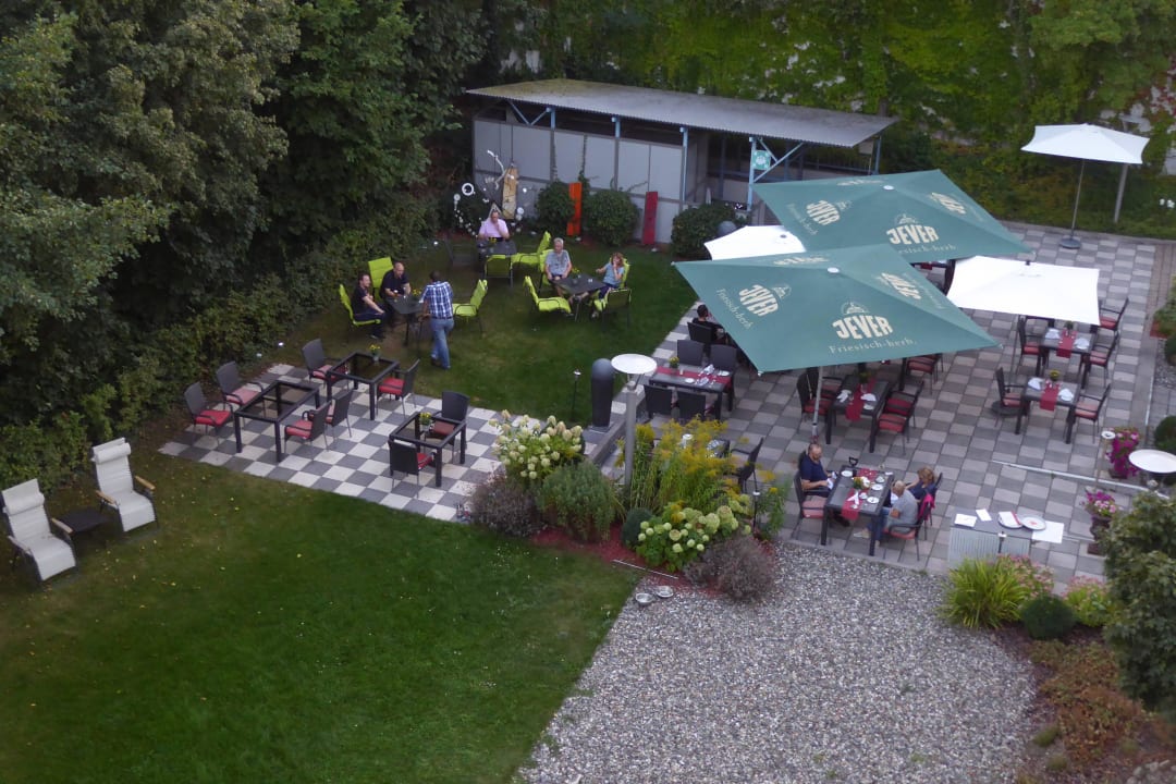 Blick auf den Rastaurantgarten H4 Hotel Residenzschloss Bayreuth