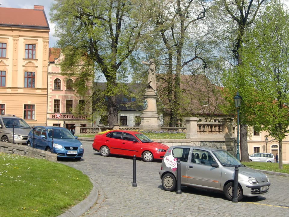 Straße vorm Hotel (gratis Parkplätze) Hotel U Vlasskeho Dvora