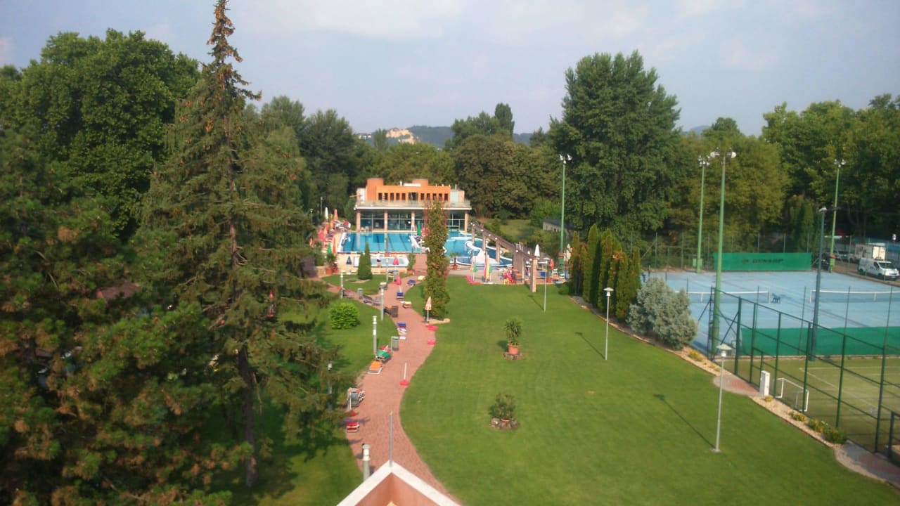 Widok z tarasu Hotel Holiday Beach Budapest