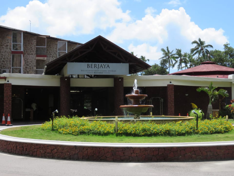 Eingangsbereich des Hotels Berjaya Beau Vallon Bay Resort & Casino