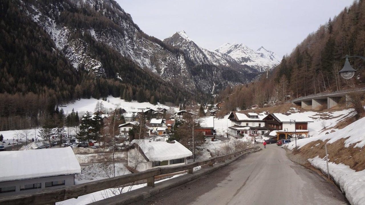 Blick aus Richtung Lift auf das Hotel Pension Hois