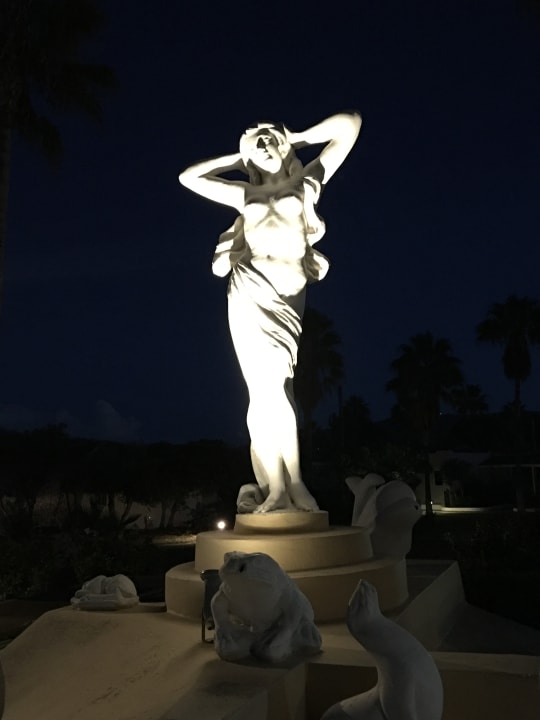 Beleuchtete Skulpturen am Abend Atlantis Hotel