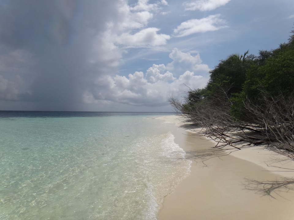 Strand mit Regenfront Eriyadu Island Resort