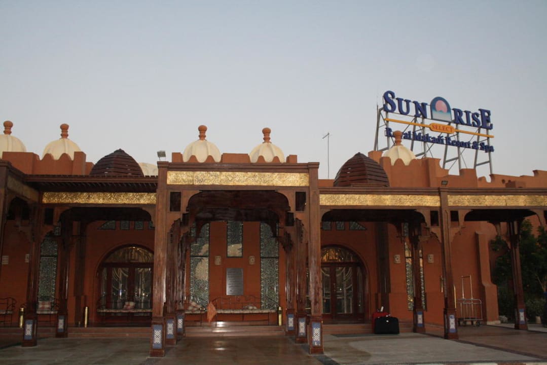 Vor dem Haupteingang SUNRISE Royal Makadi Resort
