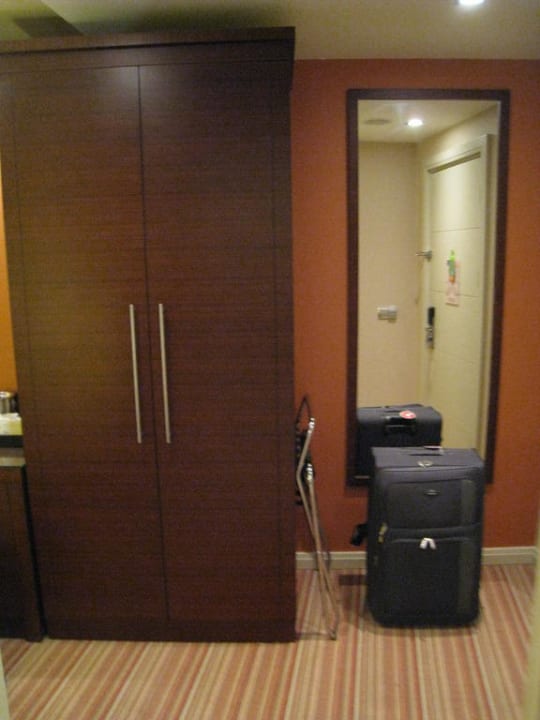 Kleiderschrank mit Bügeleisen und -brett Delta Hotels Istanbul West