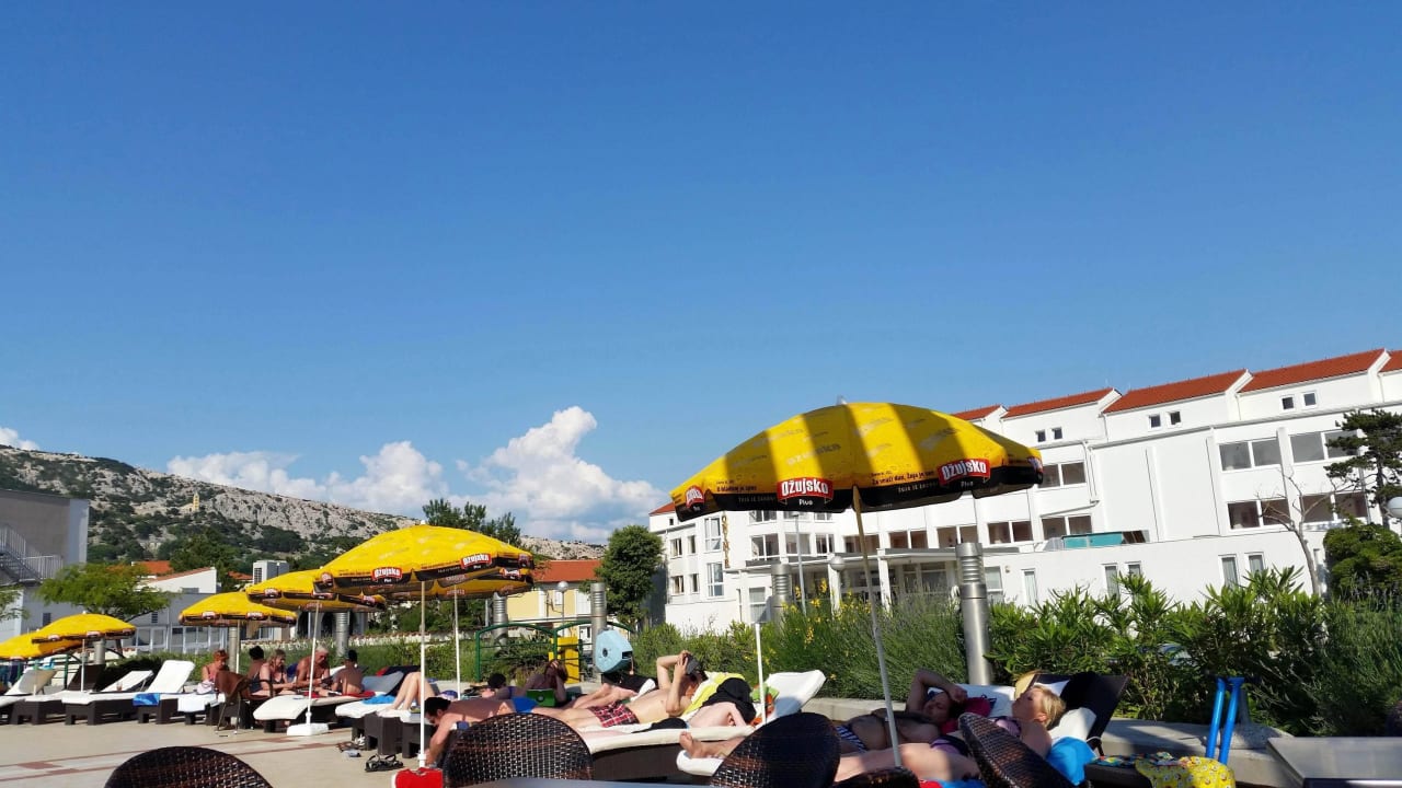 Hotel von aussen gesehen (Strassenseite) Hotel Baska