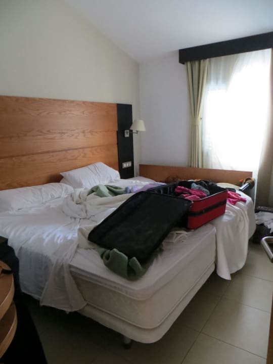 Schlafzimmer 161 - super: vergitterte Fenster  HL Miraflor Suites Hotel