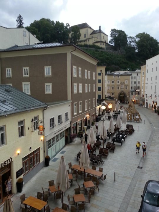 Blick in die Priesterhausgasse (Fußgängerzone) Gästehaus im Priesterseminar Salzburg