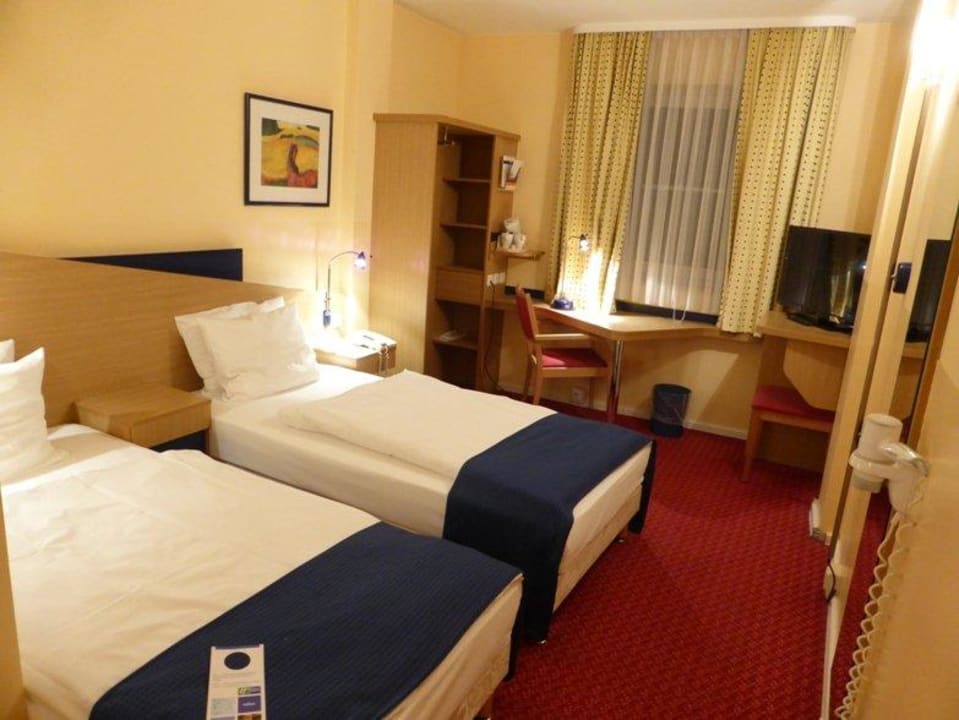 Całość Holiday Inn Express Frankfurt - Airport