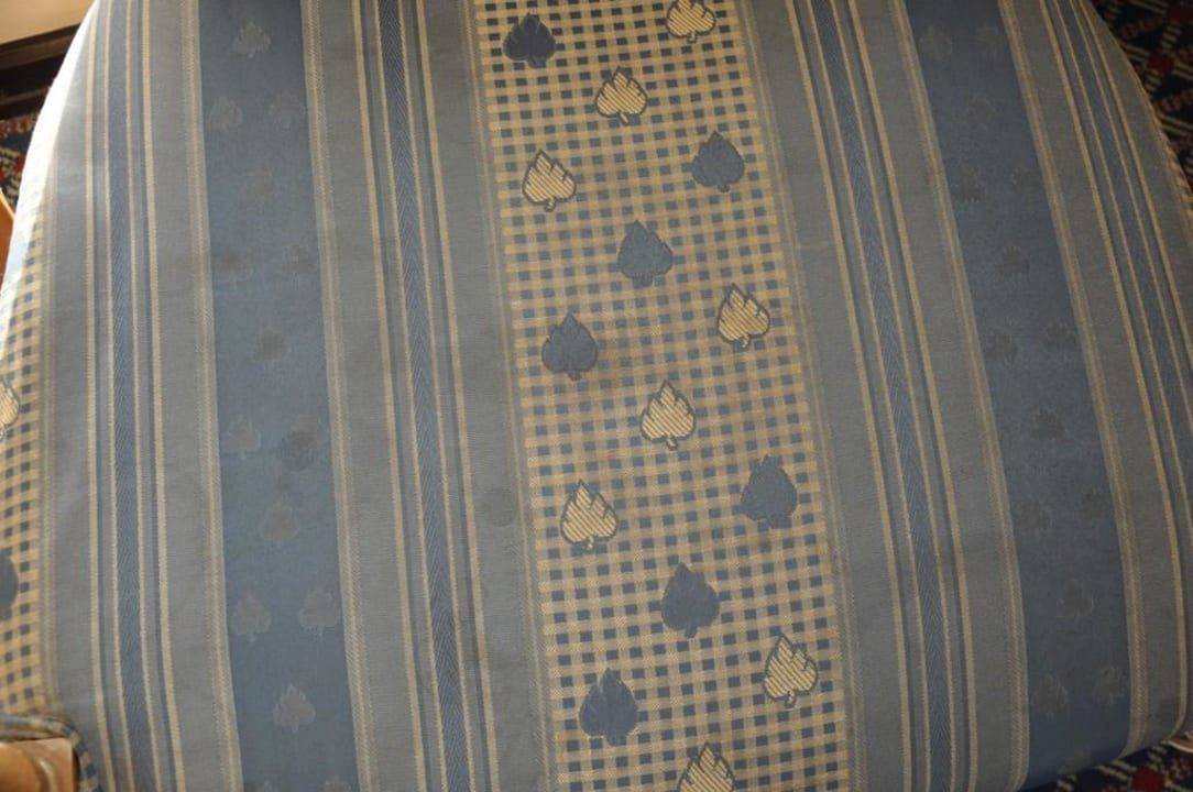 Auf diesen verdreckten Sessel setze ich mich nicht Hotel Imperial Palace