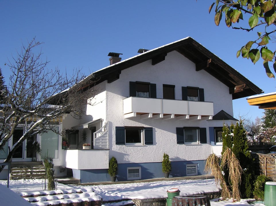 Winterliche Hausansicht Anita's Ferienwohnung