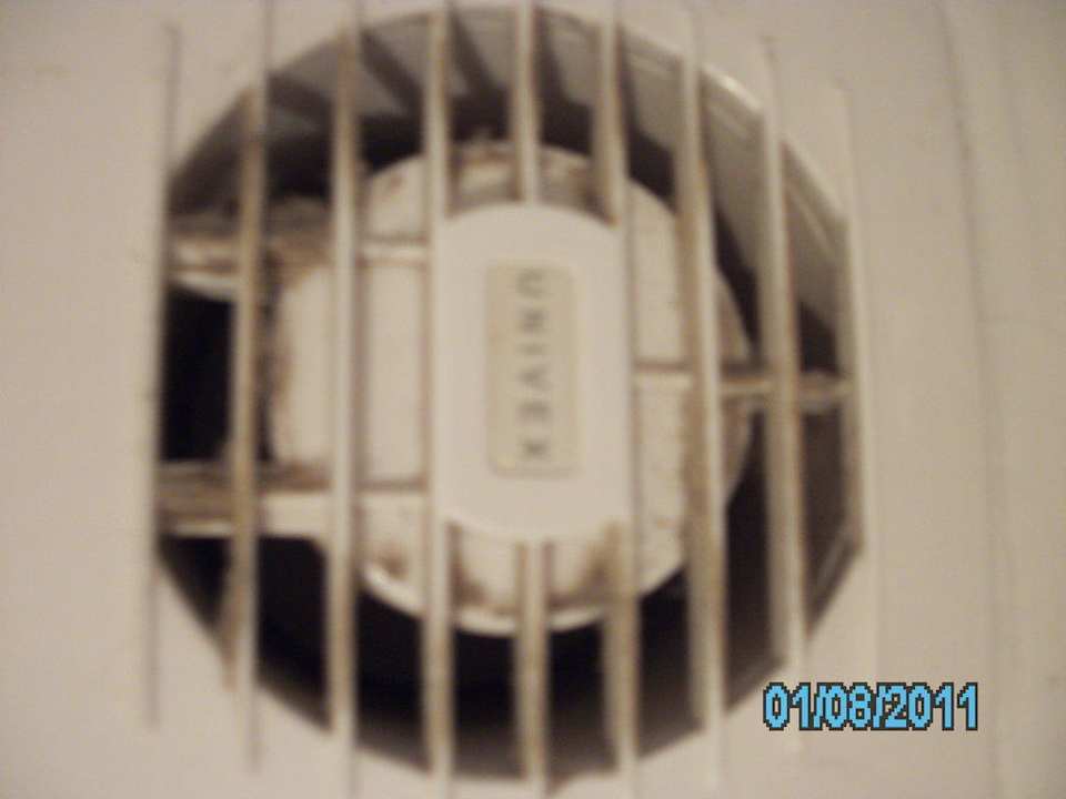 Dreckiger Lüftungsschacht Hotel Kiss Family