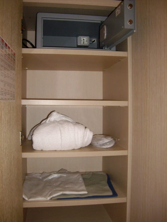 Geräumige große Schränke mit Bügeln satt und Safe Grande Baia Resort & Spa