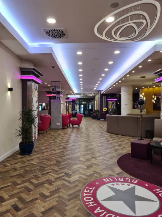 Lobby Hollywood Media Hotel