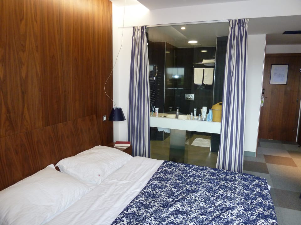 Badezimmer mit Ausblick & Zimmer mit Einblick Hotel IN Biograd