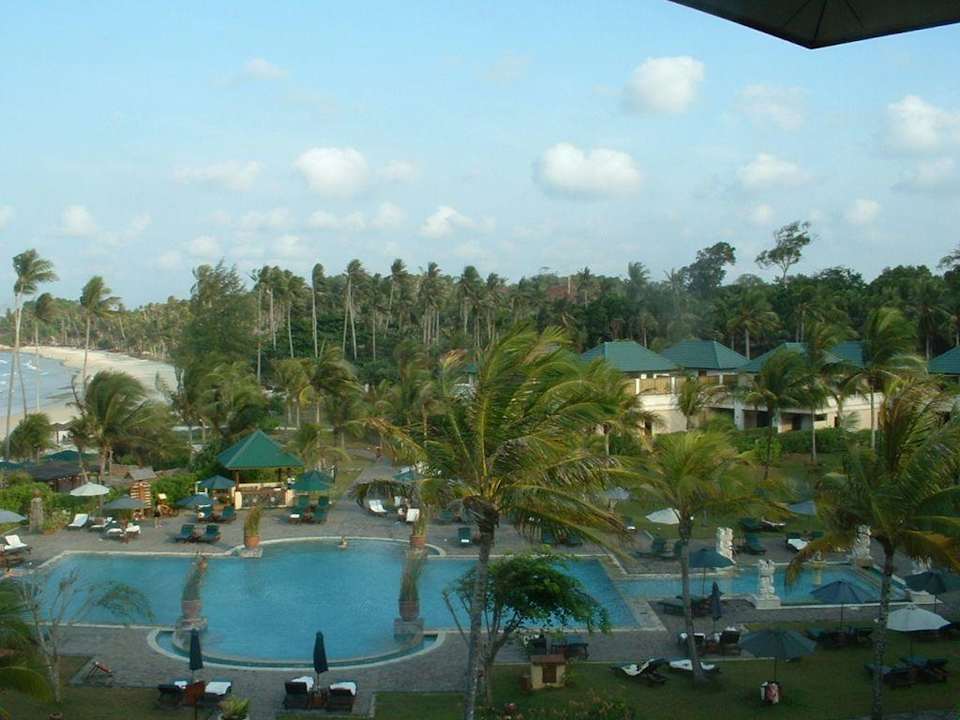 Blick vom Balkon auf Pool und Strand Hotel Angsana Bintan