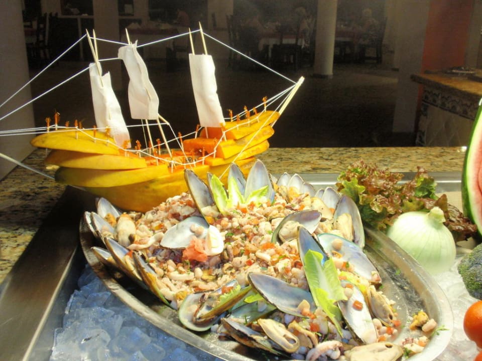 Dekoration des Fischsalats im Hauptrestaurant Catalonia Playa Maroma