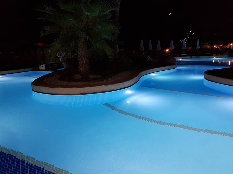 Poolanlage Abends Fame Residence Lara & Spa