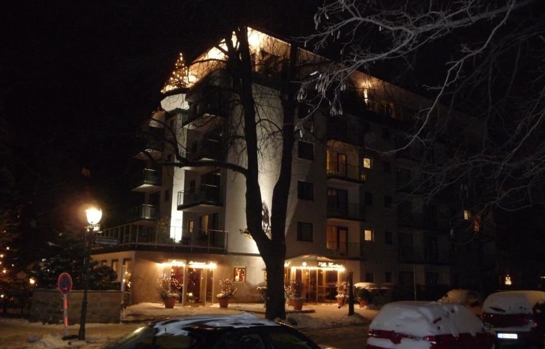Eingang des Hotel Bernstein Villa Kastania