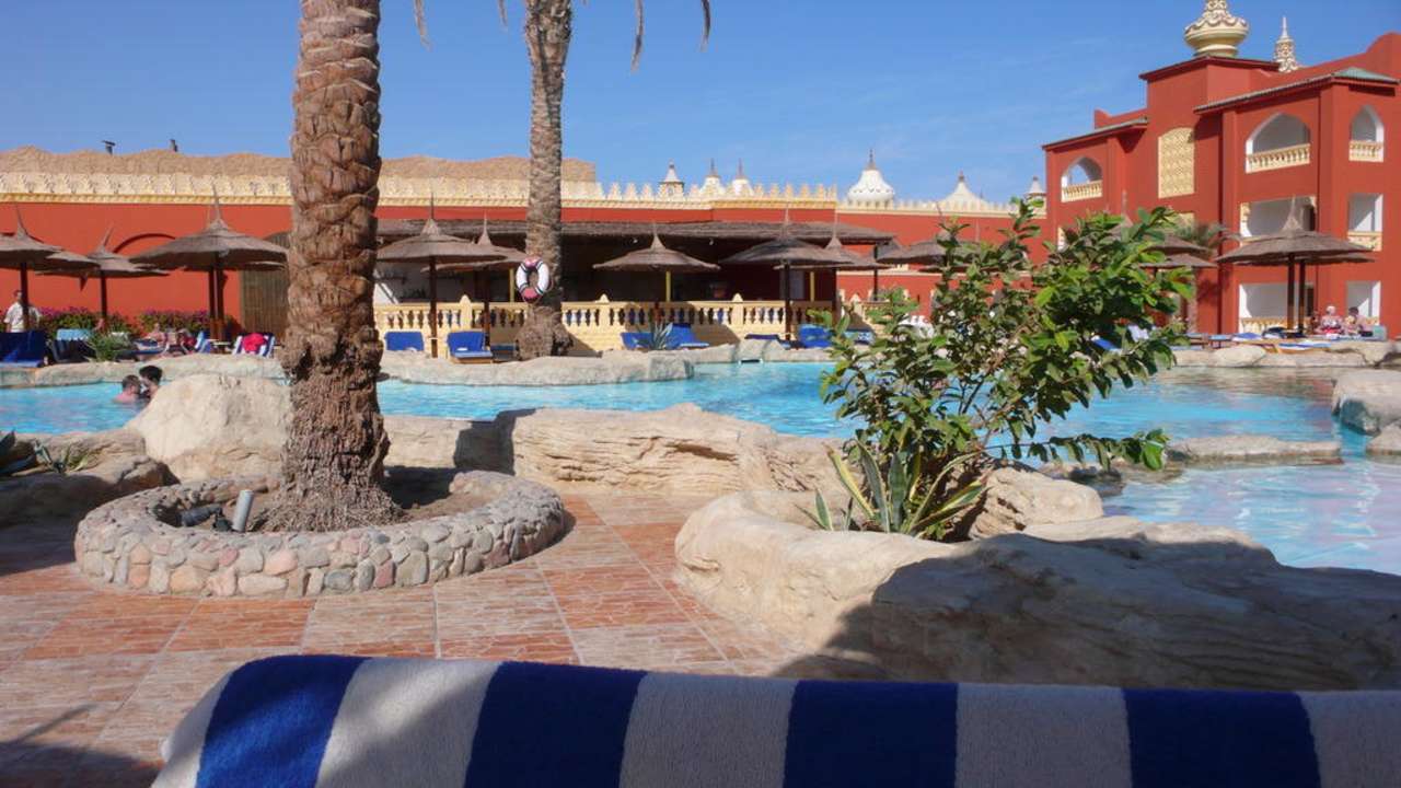 Ruhiger Pool mit Blick auf die Bar Pickalbatros Alf Leila Wa Leila Resort - Neverland Hurghada