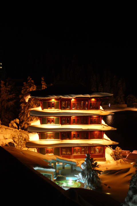 Chinaturm und Außenpools bei Nacht Hotel Hochschober